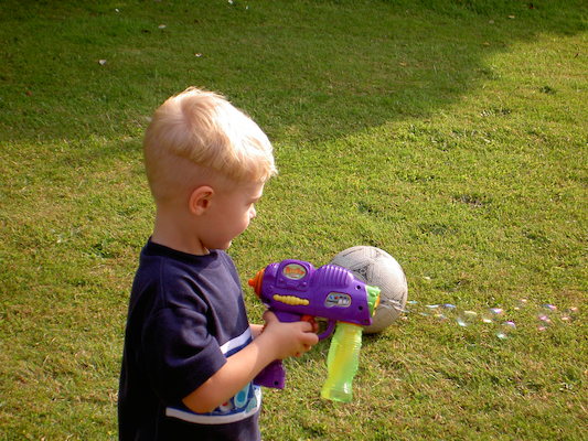Tim with the bubble gun (07-02-2006 12:39)