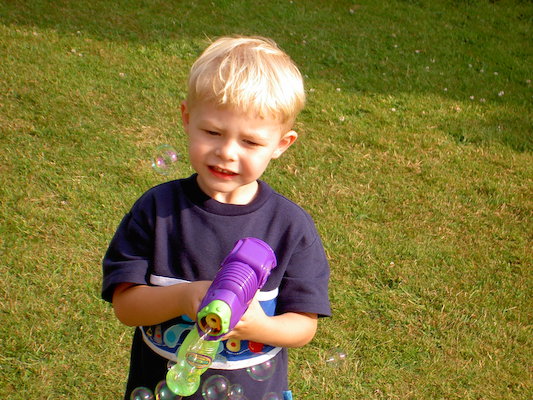 Tim with the bubble gun (07-02-2006 12:39)