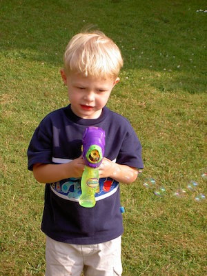 Tim with the bubble gun (07-09-2006 08:16)