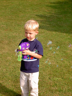 Tim with the bubble gun (07-09-2006 08:16)