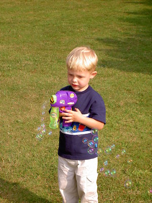 Tim with the bubble gun (07-09-2006 08:17)