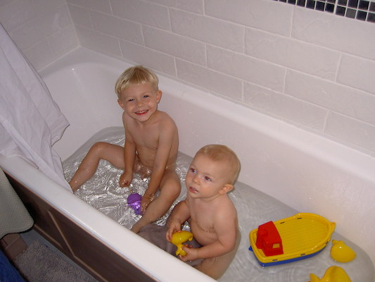 Tim and Cole in the tub (07-03-2006 13:57)