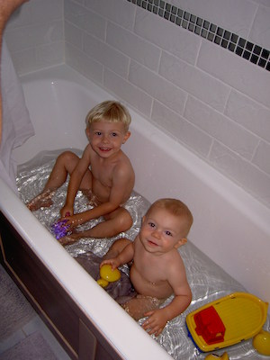 Tim and Cole in the tub (07-09-2006 08:17)