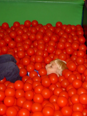 Tim in the Paradise Park ball pit (07-09-2006 08:21)