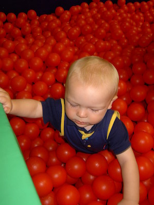 Cole in the Ball pit (07-09-2006 08:22)