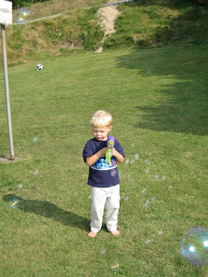 Tim with the bubble gun (07-02-2006 18:49:16 BST)