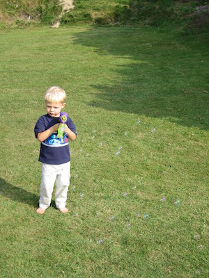 Tim with the bubble gun (07-02-2006 18:49:19 BST)