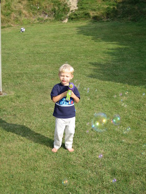 Tim with the bubble gun (07-02-2006 18:49:23 BST)