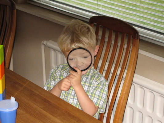 Tim magnifying (07-05-2006 09:22:18 BST)