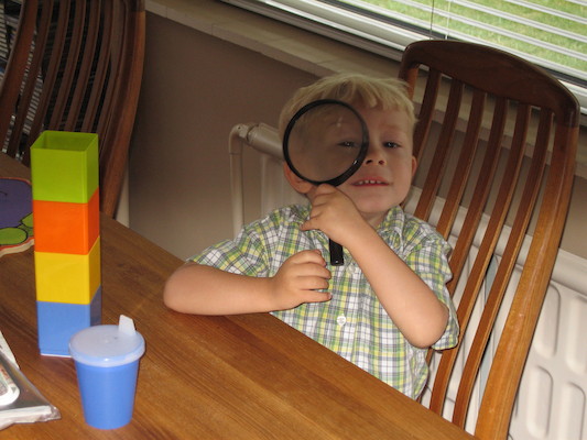 Tim magnifying (07-05-2006 09:22:38 BST)