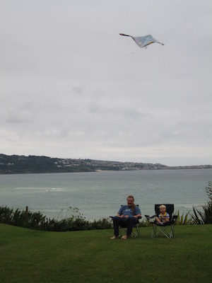 Ben and Tim flying a kite (07-12-2006 17:25:26 BST)