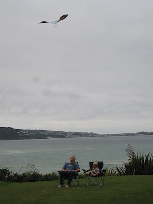 Ben and Tim flying a kite (07-12-2006 17:25:31 BST)