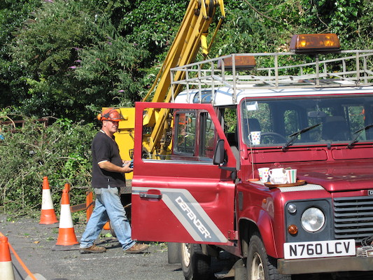 Workmen (note the tea) (07-14-2006 11:11:00 BST)