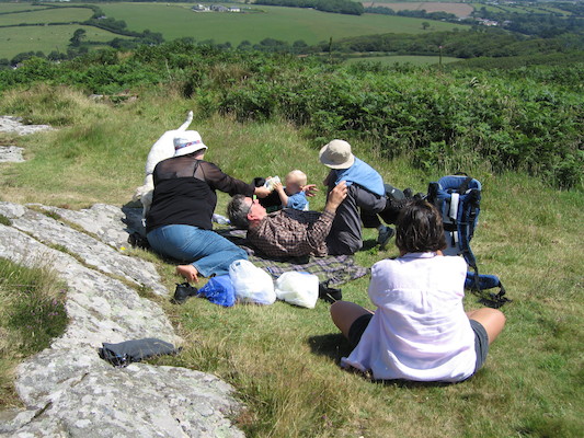 Bazzle, Xine, Granddad, Cole, Tim and Donna picnicing on Tencrom (07-14-2006 13:29:01 BST)