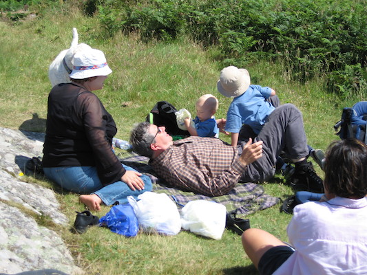 Bazzle, Xine, Granddad, Cole, Tim and Donna picnicing on Tencrom (07-14-2006 13:29:09 BST)