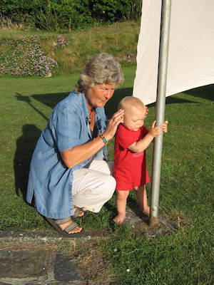 Jean and Cole pole-dancing (07-15-2006 20:19:06 BST)