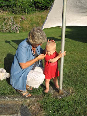 Jean and Cole pole-dancing (07-15-2006 20:19:08 BST)