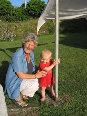 Jean and Cole pole-dancing (07-15-2006 20:19:12 BST)