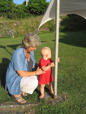 Jean and Cole pole-dancing (07-15-2006 20:19:14 BST)