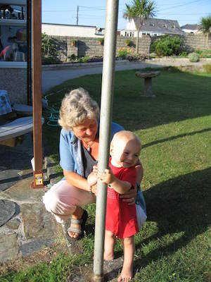 Jean and Cole pole-dancing (07-15-2006 20:19:19 BST)