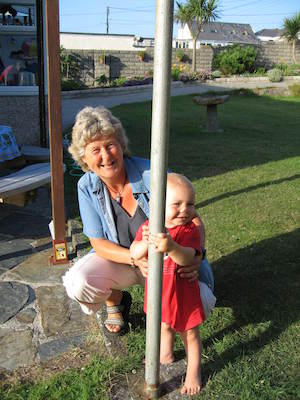 Jean and Cole pole-dancing (07-15-2006 20:19:21 BST)