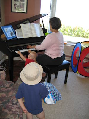 Cole and Donna playing the piano while Tim watches (07-16-2006 14:13:54 BST)