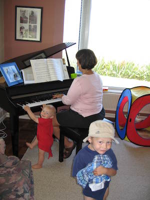 Cole and Donna playing the piano while Tim watches (07-16-2006 14:14:00 BST)