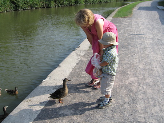 Cathy and Tim feeding the ducks (07-20-2006 18:23:50 BST)