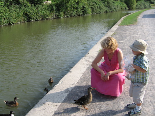 Cathy and Tim feeding the ducks (07-20-2006 18:24:09 BST)