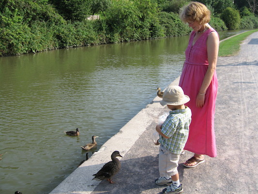 Cathy and Tim feeding the ducks (07-20-2006 18:24:39 BST)