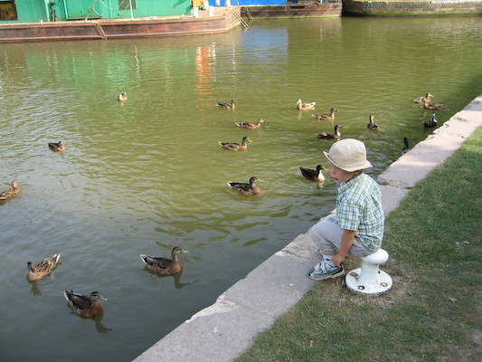 Tim feeding the ducks (07-20-2006 18:44:29 BST)
