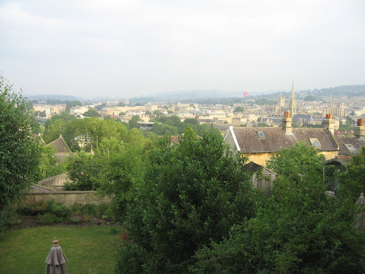 Balloon rising over Bath (07-21-2006 08:22:17 BST)