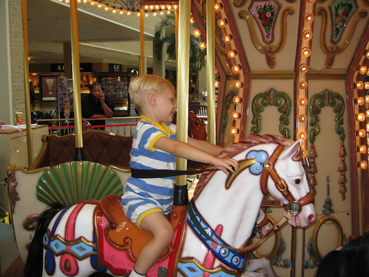 Tim on a merry-go-round (08-07-2006 18:10)