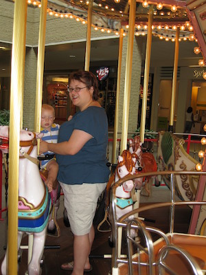 Cole and Xine on a merry-go-round (08-07-2006 18:11)