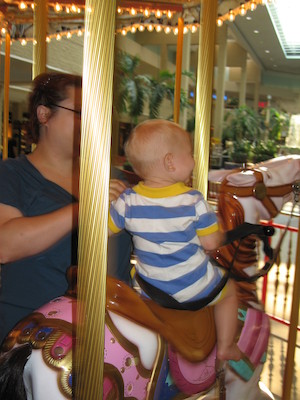 Xine and Cole on a merry-go-round (08-07-2006 18:12)
