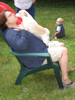 Emily kissing Xine, w. cole watching (08-13-2006 18:07)