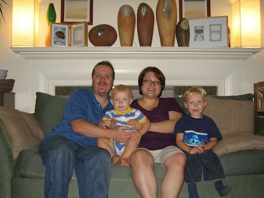 Tim, Cole, Xine and Ben on the couch (09-05-2006 19:53)