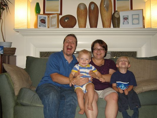 Tim, Cole, Xine and Ben on the couch (09-05-2006 19:53)