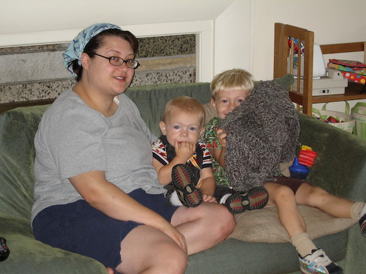 Xine, Cole and Tim on the couch (1st day of Montessori) (09-08-2006 09:07)