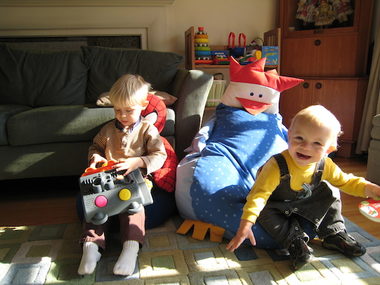 Tim and Cole playing (11-06-2006 12:04)