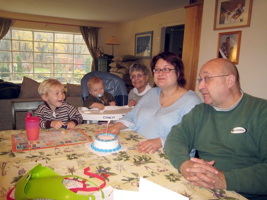 Tim, Cole, Nia, Xine and Poppy around the birthday cake (11-08-2006 12:33)
