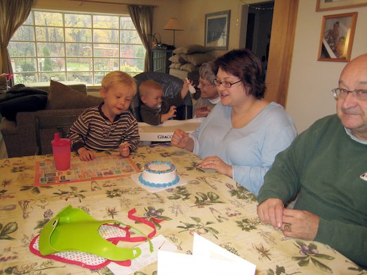 Tim, Cole, Nia, Xine and Poppy around the birthday cake (11-08-2006 12:34)