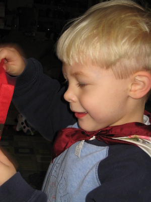 Tim putting on his red hat (12-05-2006 08:08)