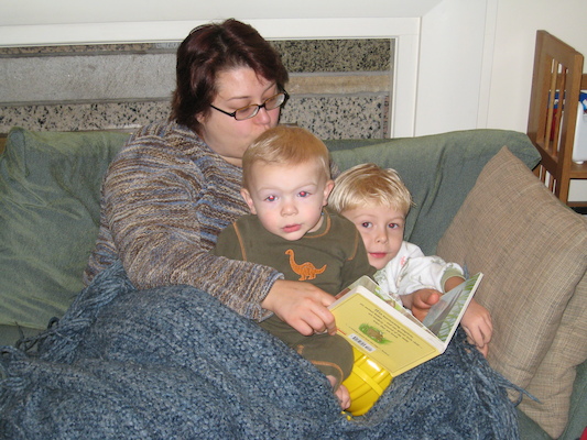 Mommy, Cole and Tim reading (12-06-2006 18:11)