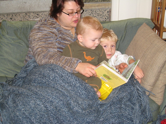 Mommy, Cole and Tim reading (12-06-2006 18:12)