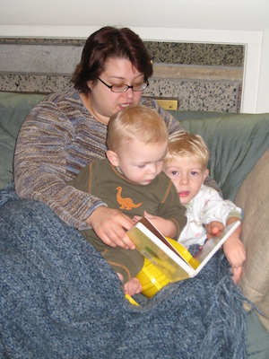 Mommy, Cole and Tim reading (12-06-2006 18:12)