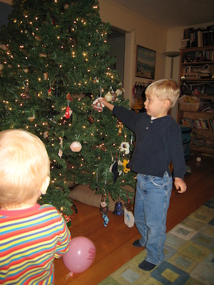 Tim and Cole decorating the tree (12-11-2006 18:41)