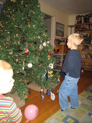 Tim and Cole decorating the tree (12-11-2006 18:41)