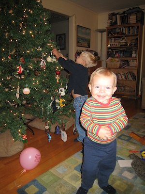 Tim and Cole decorating the tree (12-11-2006 18:41)