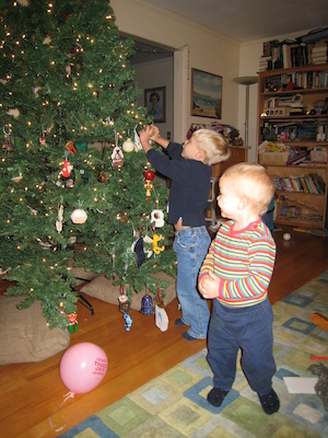 Tim and Cole decorating the tree (12-11-2006 18:41)